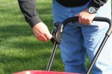 Posypový vozík EarthWay SA31-2050P - pro přesnou a snadnou aplikaci přípravků pro péči o trávník